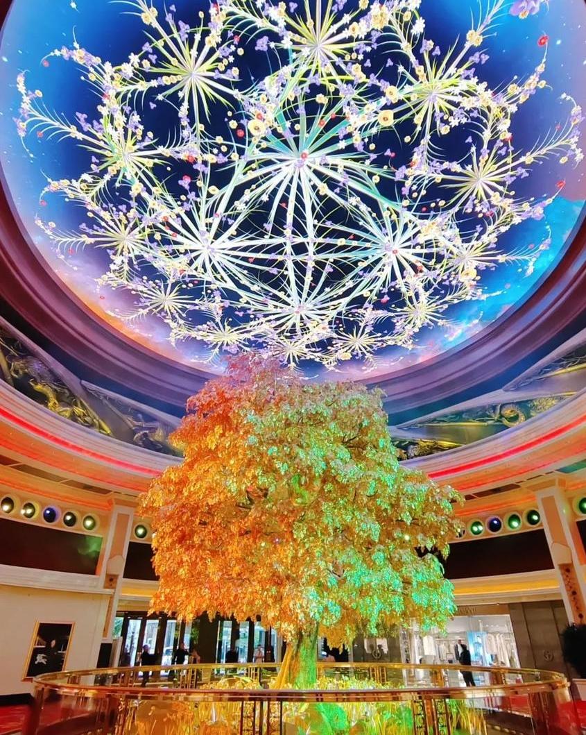 澳门的发财树通常指的是位于澳门永利酒店内的“繁荣之树”，它是永利酒店的标志性景观