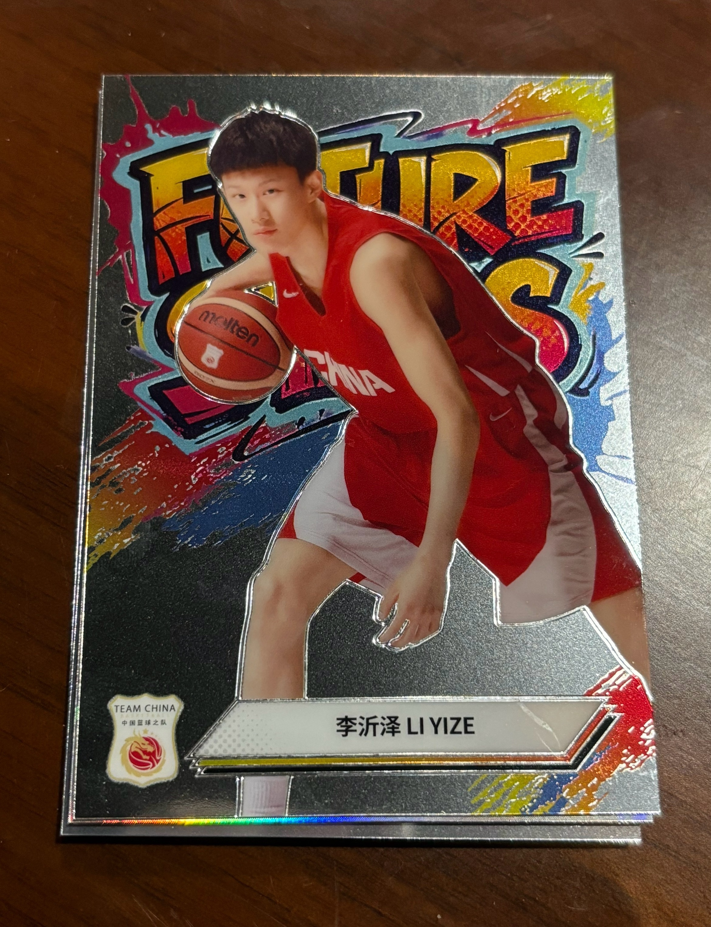 常规赛收官日一大早，柯凡柯老板来找今天能碰到的所有主持和嘉宾拆卡，您瞧瞧我这是不