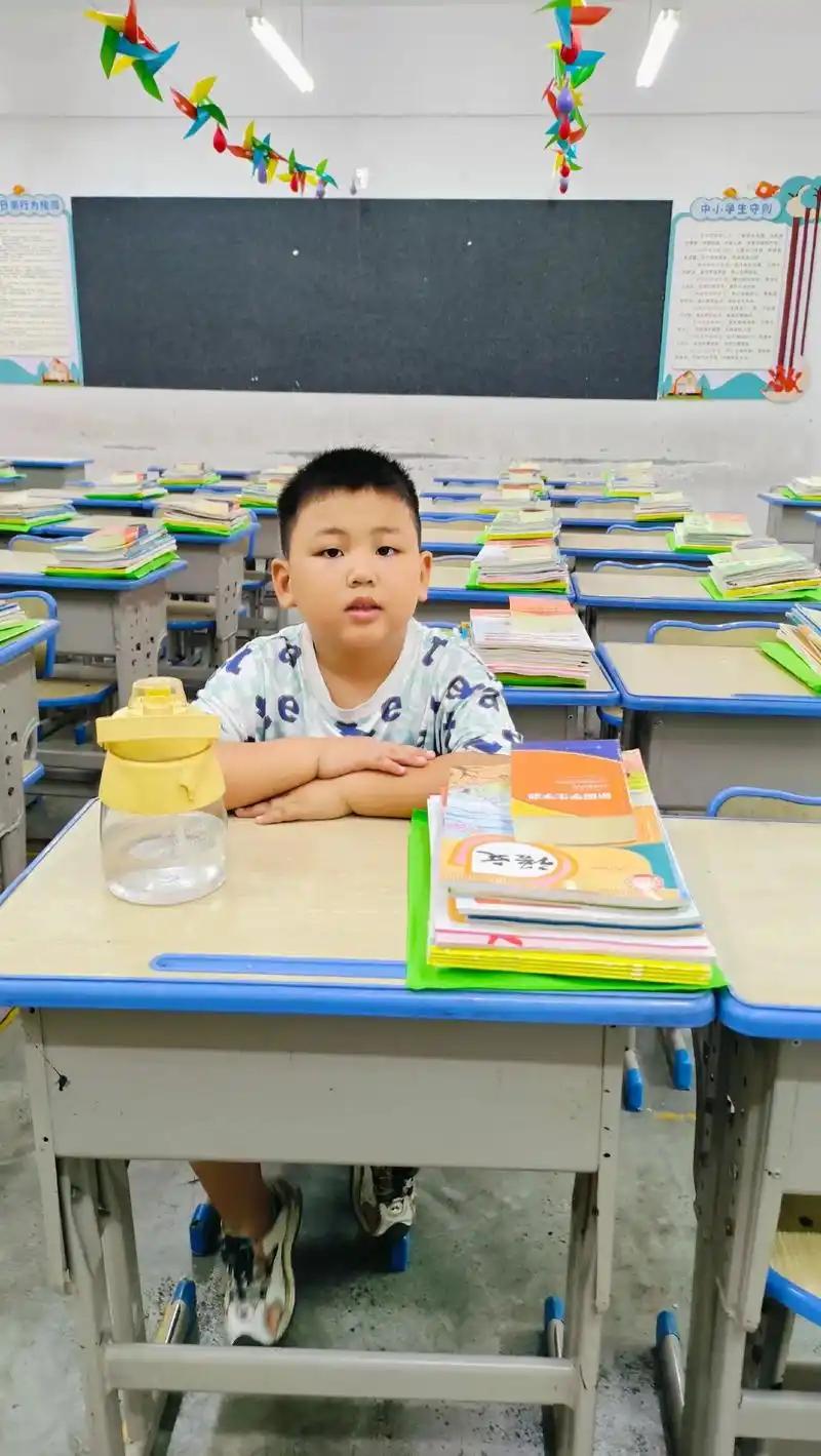 这是真厉害！”黑龙江icon牡丹江icon，一学校午休期间，班级里的学生都趴在桌