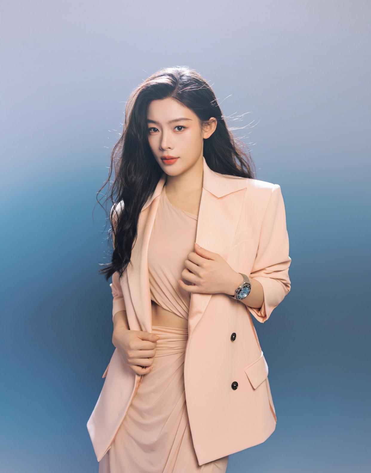 陈丽君极简私服低调出镜！素颜无修饰出圈，骨相气质藏不住美颜 