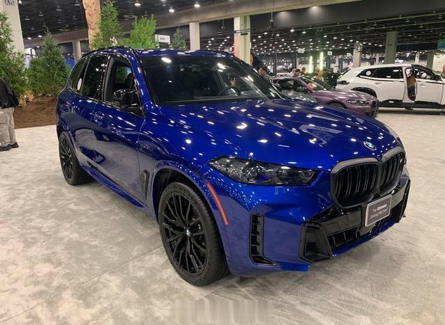 #汽车资讯# 【2023北美车展：新款宝马X5 M60i亮相】日前，2023北美