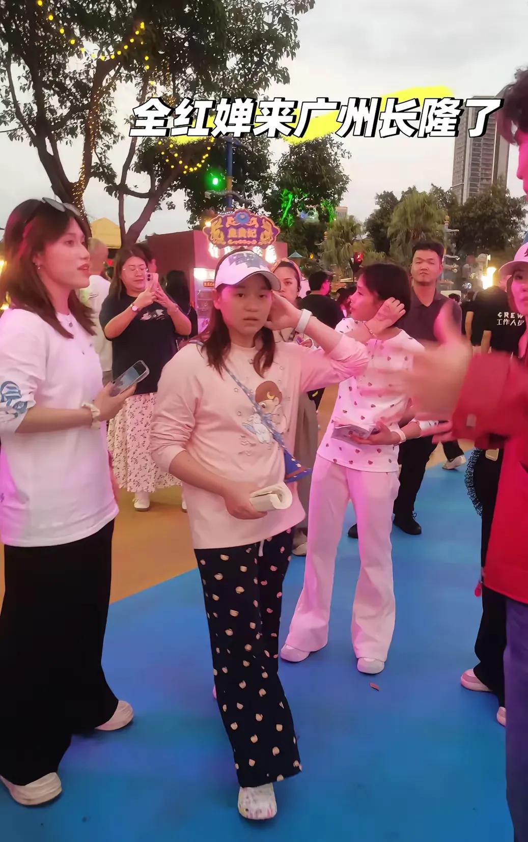 全红婵去长隆，应该是跟着蒋林静去玩的， 不是被邀请的，因为蒋林静穿布鞋，全红婵穿