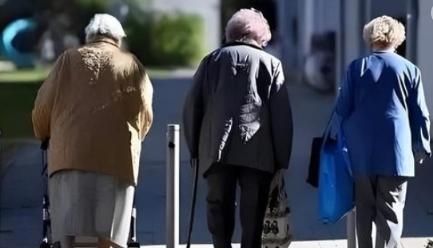 我国将迎来人口死亡高峰？23年1110万去世、24年1093万，2025年全年死