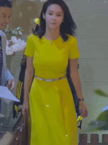 好的穿搭，从来都是人衬衣服

44岁的于明加，凭着168cm的身高、50kg的体