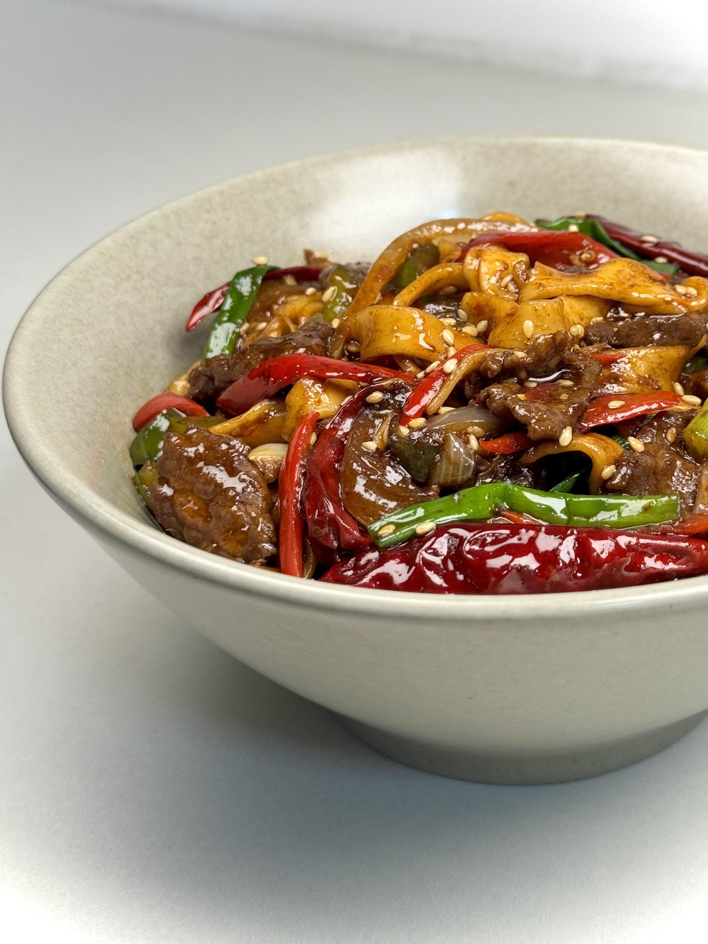 爱吃面的抓紧收藏起来。牛肉香香嫩嫩的好入味 再来点青红椒点缀！ 浓郁的...