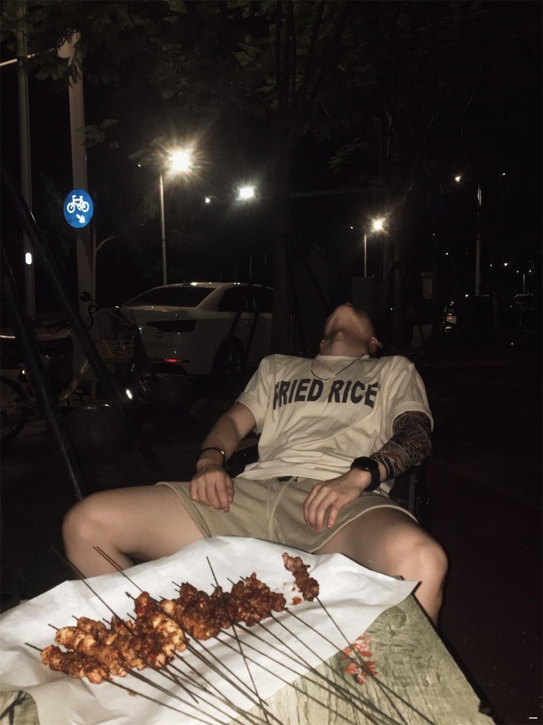 吃个烧烤摊 