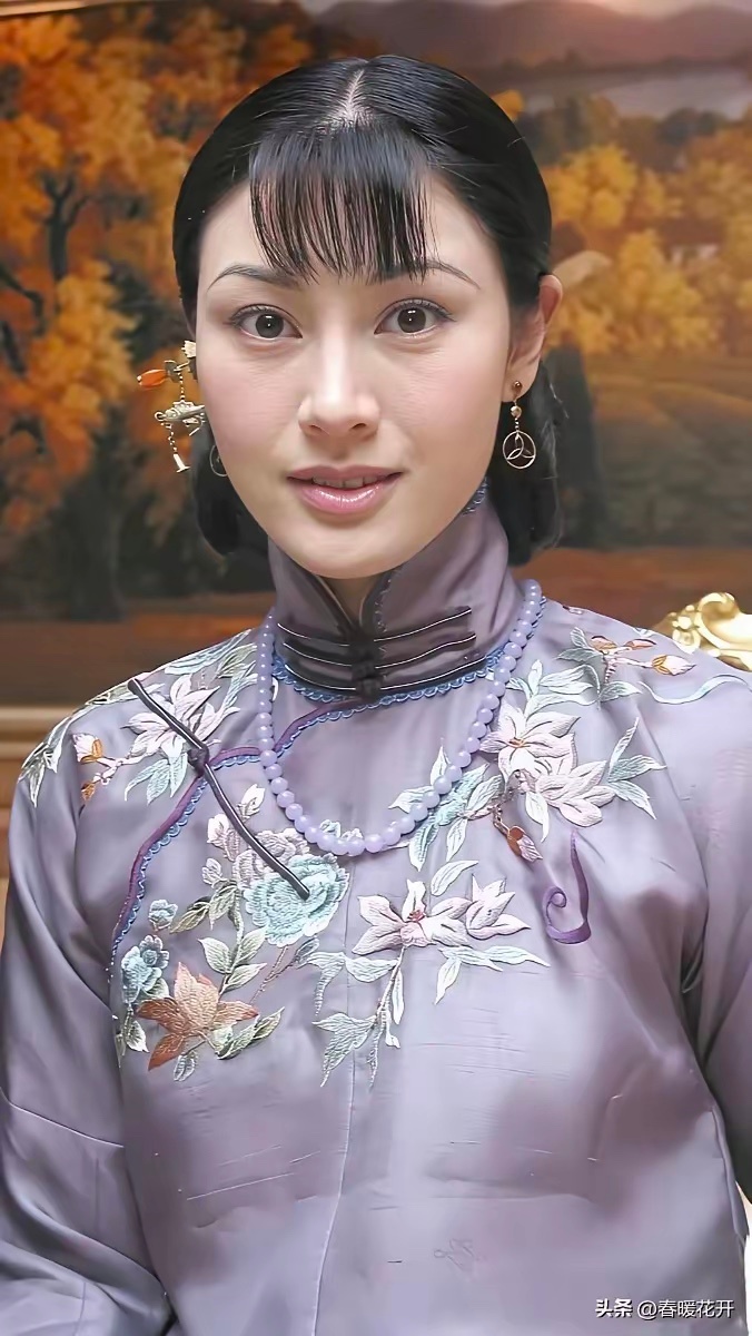 没有想到被称为“香港第一美女”的李嘉欣穿旗袍，留刘海这样的装扮看起来特别的普通，