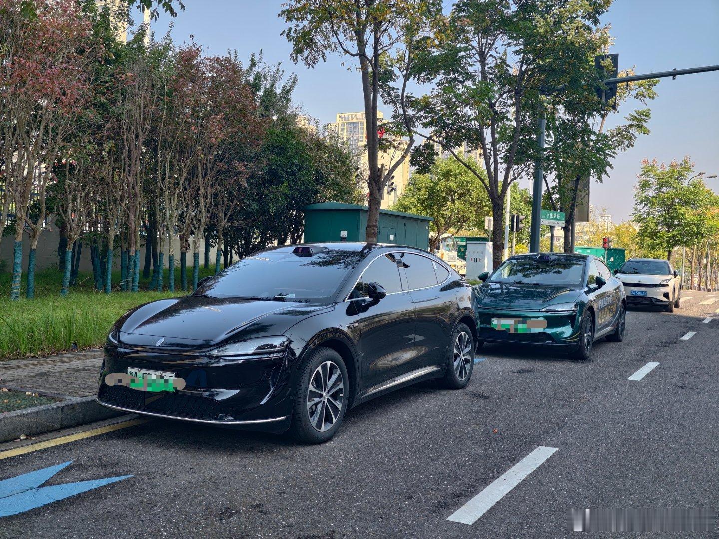 邻居也买了一台智界R7黑色的跟我的绿色摆在一起还是我的绿色更帅吧？ ​​​