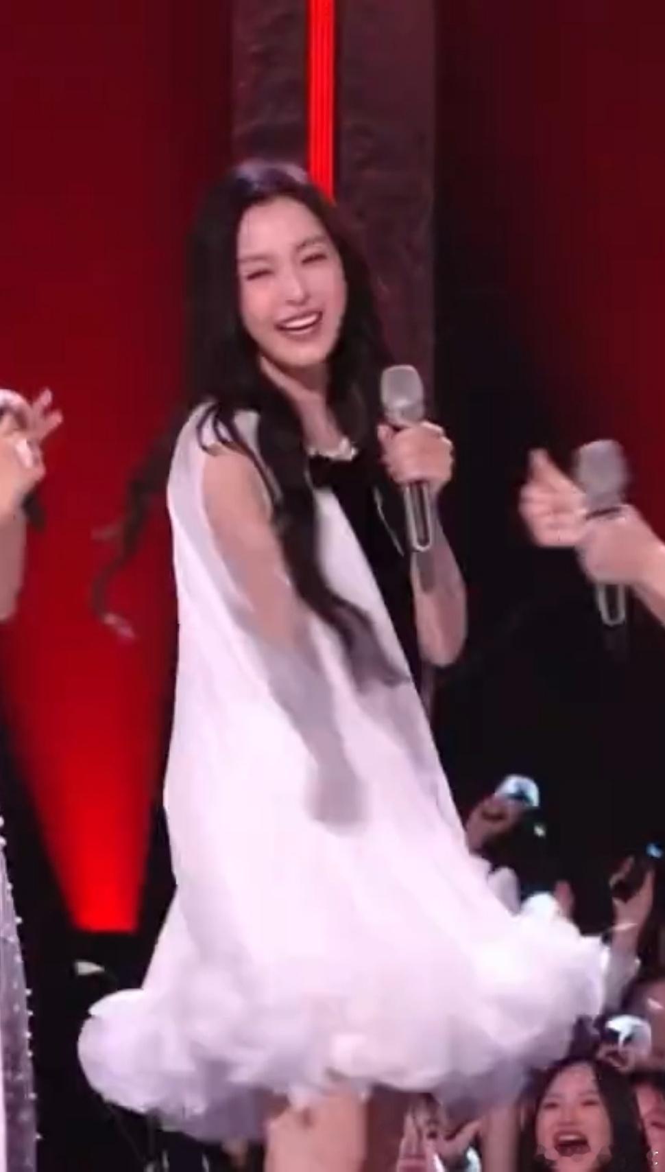 范玮琪争气范玮琪的和声也太加分了！细腻又饱满，一唱就撑起整个舞台质感。稳扎稳打用