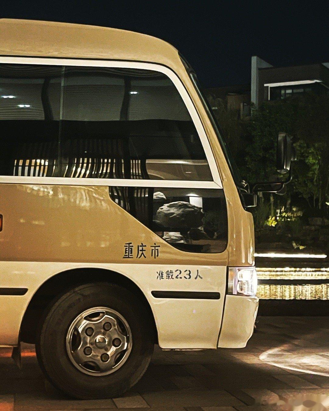 第一次独享考斯特，于是果断的选择了从没坐过的坐副驾，这视野真好.....听着柴油