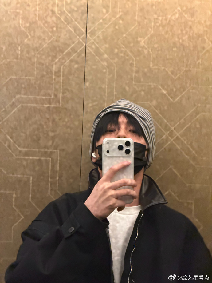 陈鹤一素颜对镜拍 陈鹤一这波素颜对镜拍直接戳中审美！清清爽爽的颜值超能打，随性又