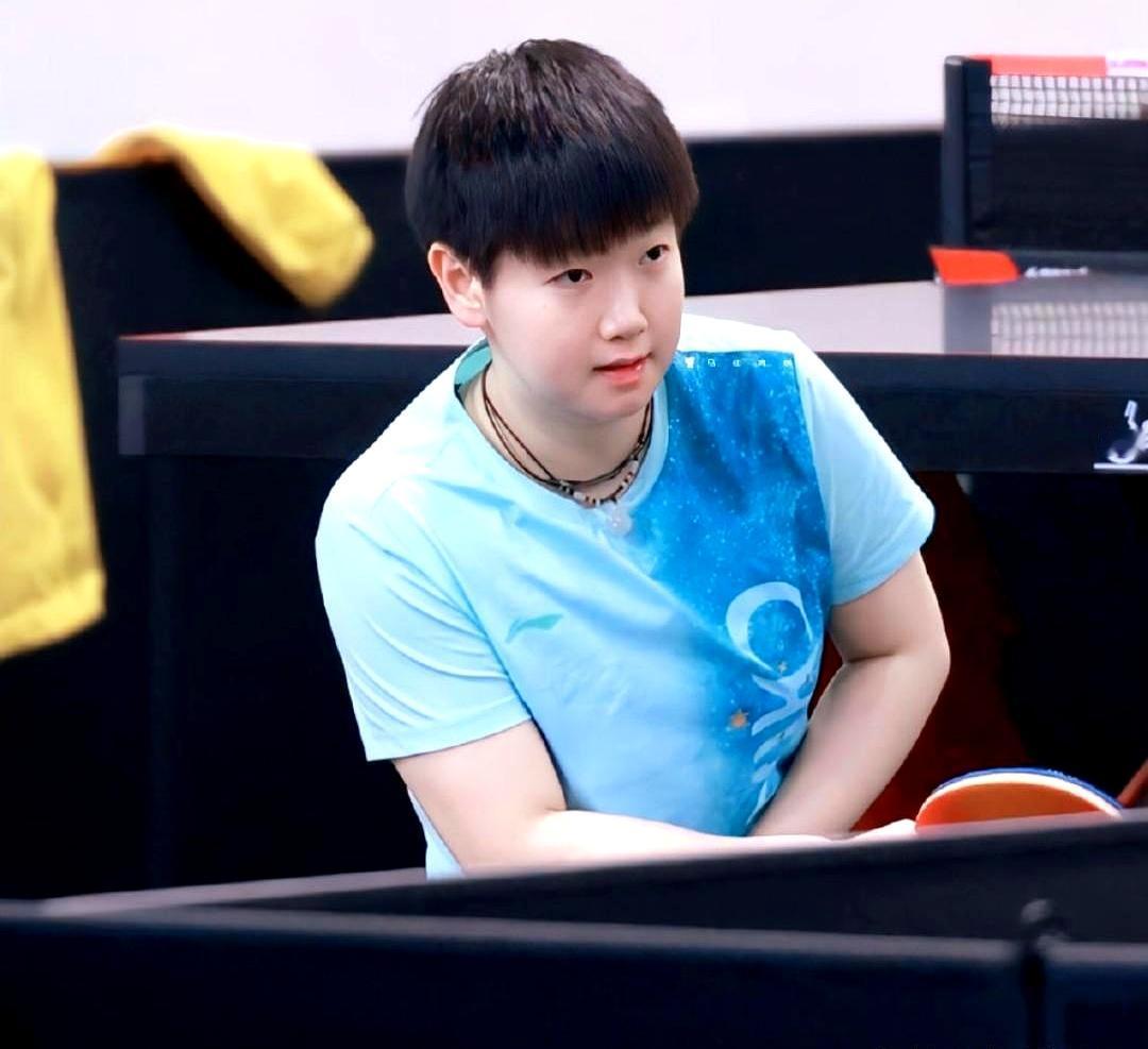 说真的，大家都在盯着孙颖莎那个“世界第一”坐了200多周的恐怖纪录，但我觉得这事