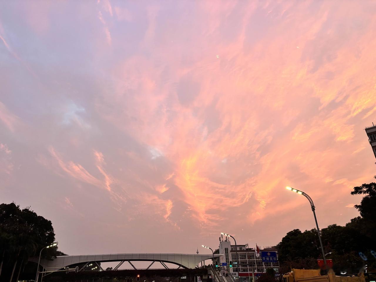 站在2025的岁末回望，世界依然在变与不变中前行。站在新年的门槛，我们不再仅仅祈