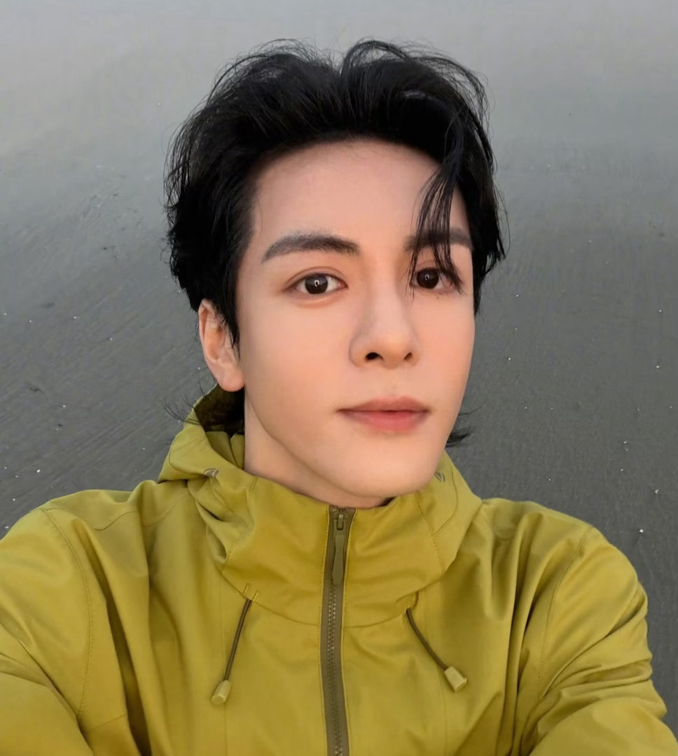 曾舜晞说马上到中年危机了 海边谈心这段也太真实了！曾舜晞跟粉丝聊着聊着，突然认真