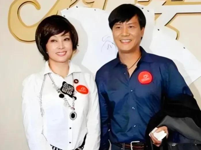 刘晓庆的婚姻一波三折，这是他的第三任老公，其实这男士很英俊的面相很和善，可是刘晓