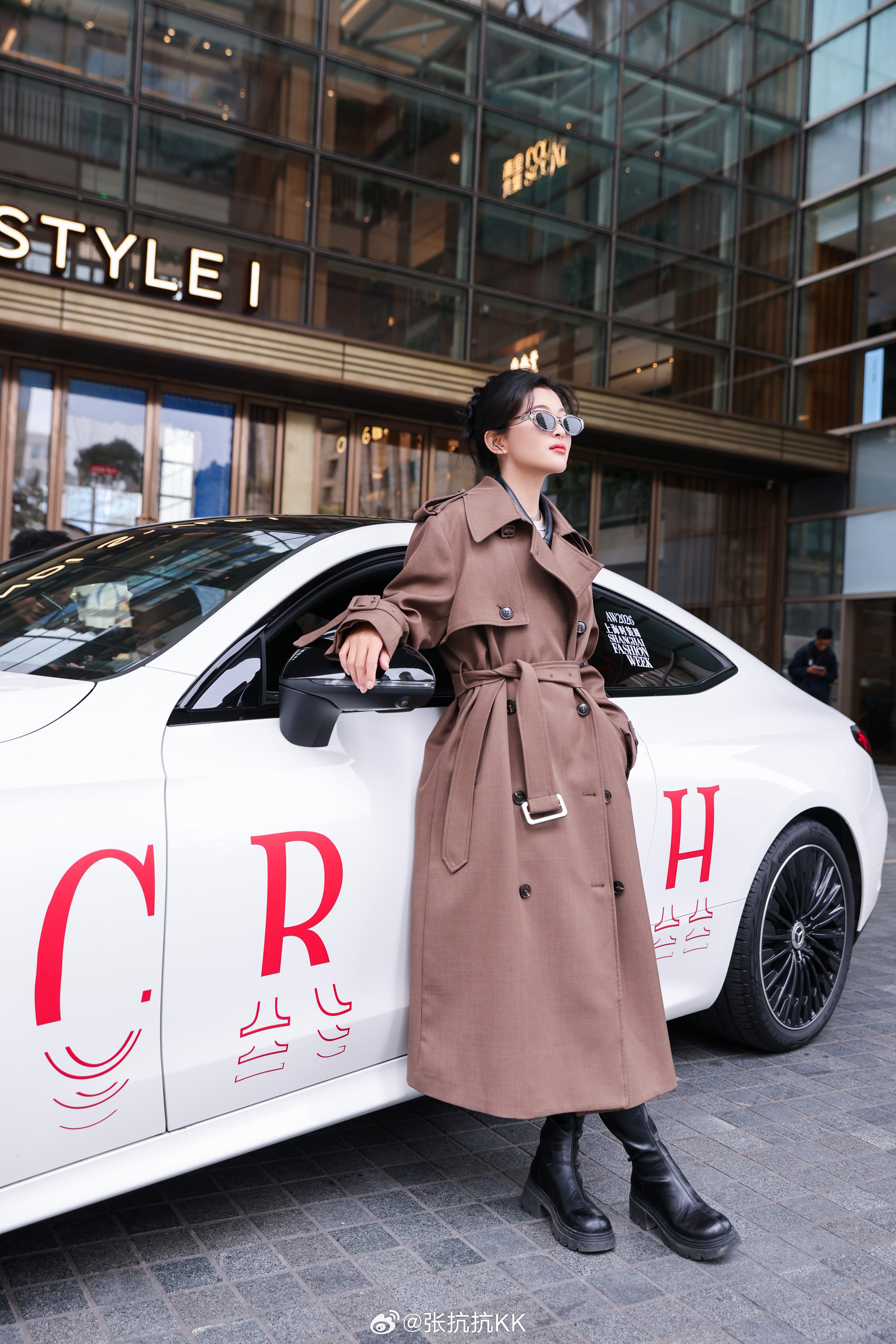 看今天的，高级得不像安亭自媒体，像陆家嘴的 奔驰