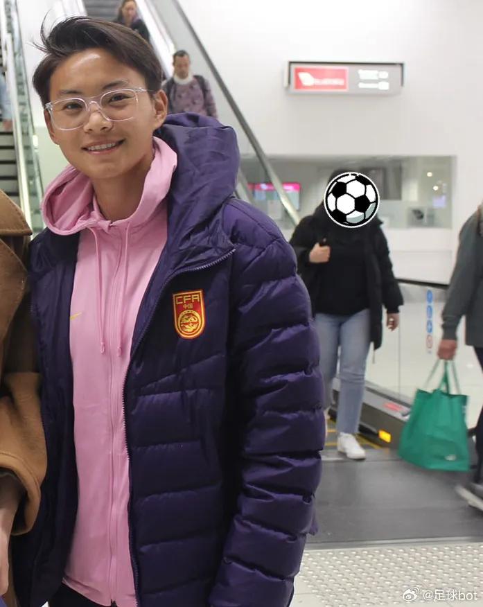 争议！中国女足一姐王霜澳大利亚集训照片曝光，黑不溜秋球迷差点认不出来，男足羞愧吗