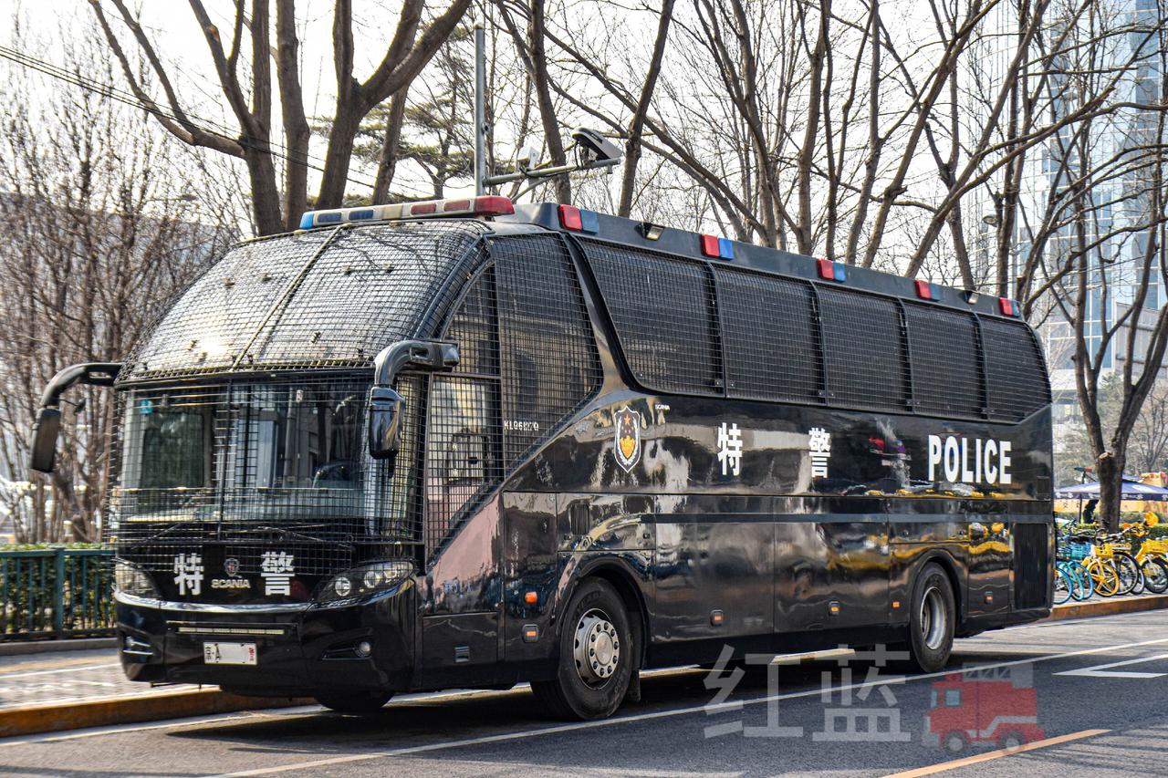 偶遇北京特警的斯堪尼亚大巴