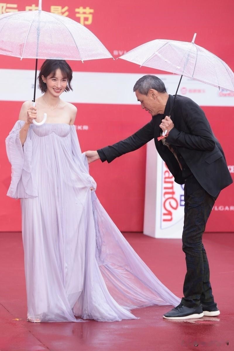 汗！金晨不慎踩到裙摆，裙子摇摇欲坠……
今天的北影节红毯上，换了短发新造型的金晨