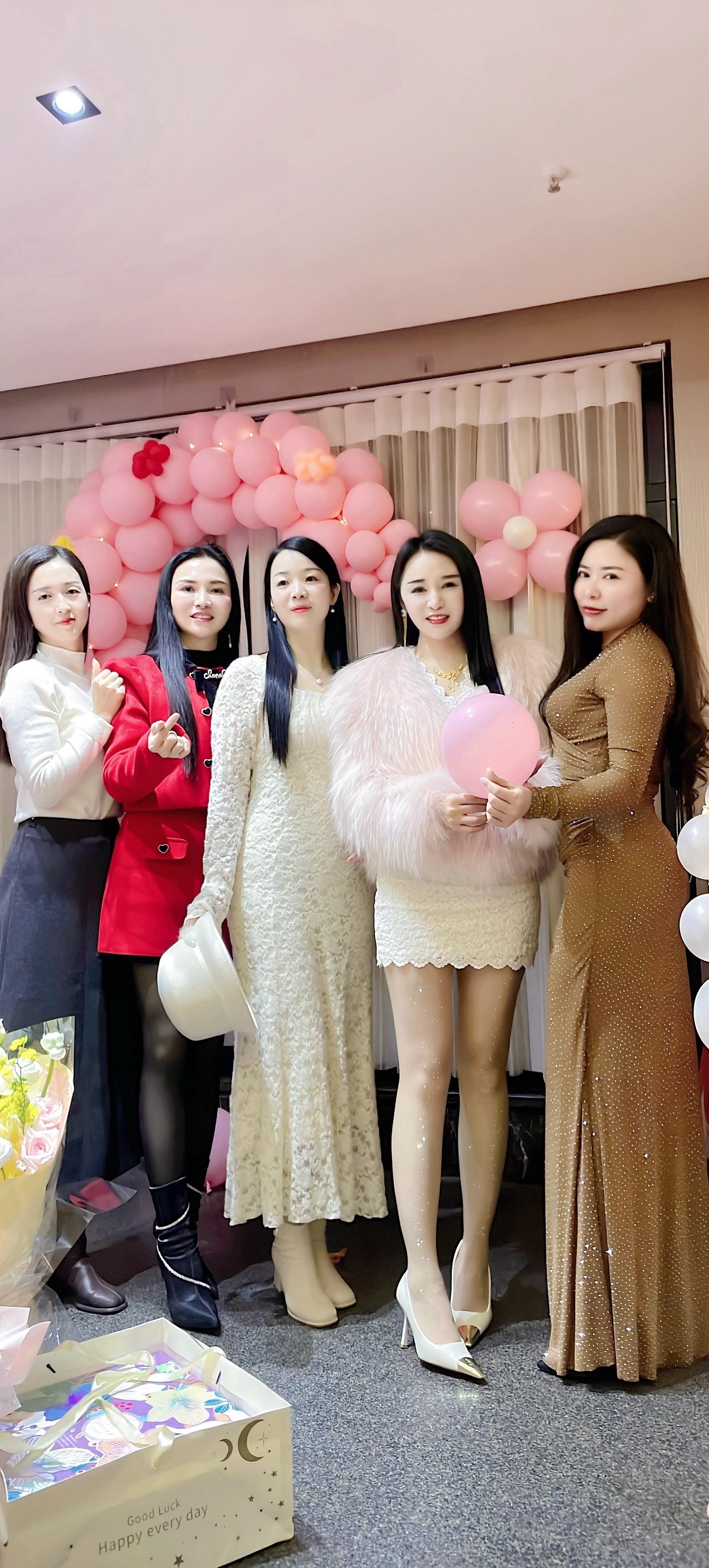 八零后的我们都是两个孩子他妈了，但是我们依然有颗少女的心，大家都是老板...