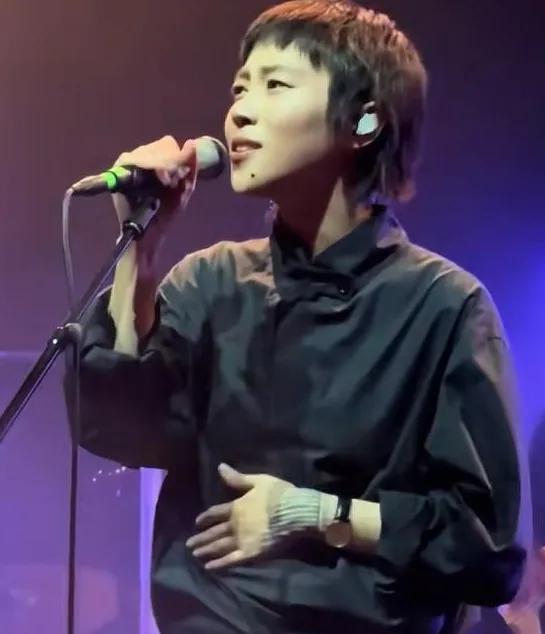 姐妹俩的性格真的不一样。李嫣看着挺大方，没想到这么腼腆。她本来去给姐姐的演唱会助