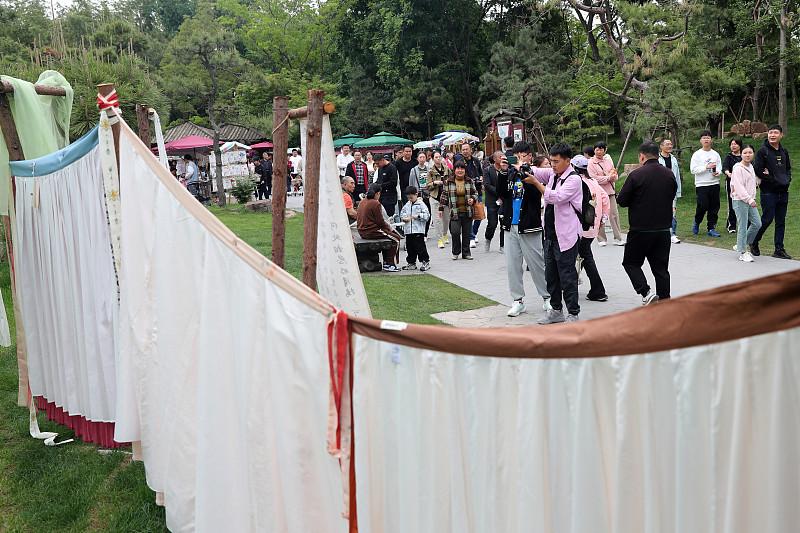 旅游旺季来临，一种被称作“次抛衣”的服饰悄然走红。这类服饰的核心用途是满足游客出