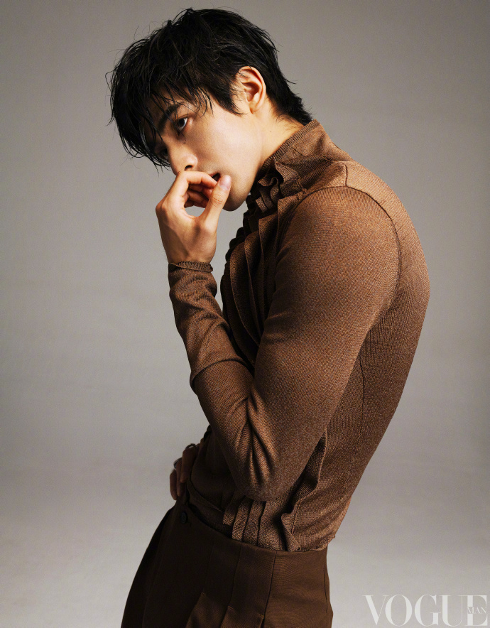 宋威龙黑色紧身高领 黑高领塑造禁欲氛围，宋威龙身姿挺拔气质出众，湿身造型打破刻板