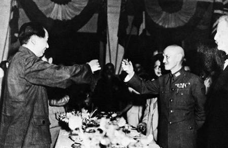 1945年，重庆谈判时，蒋介石提出让毛主席担任省长，毛主席平静地问：“委员长想让