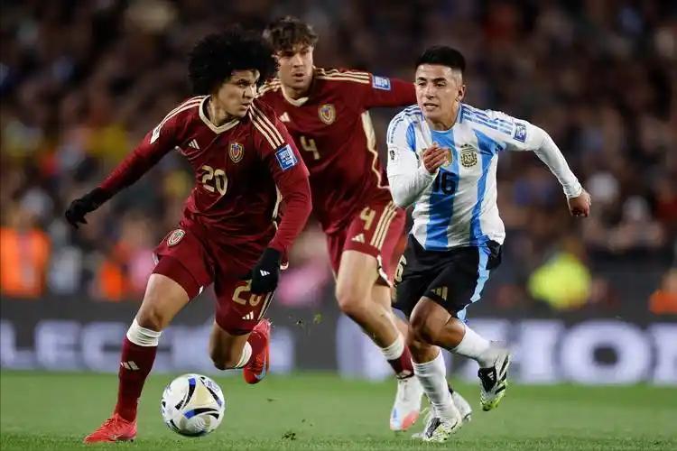 无论男女老少，不论是否热爱体育，总会有人熬夜守着屏幕，看那一个小小的圆球在绿茵场