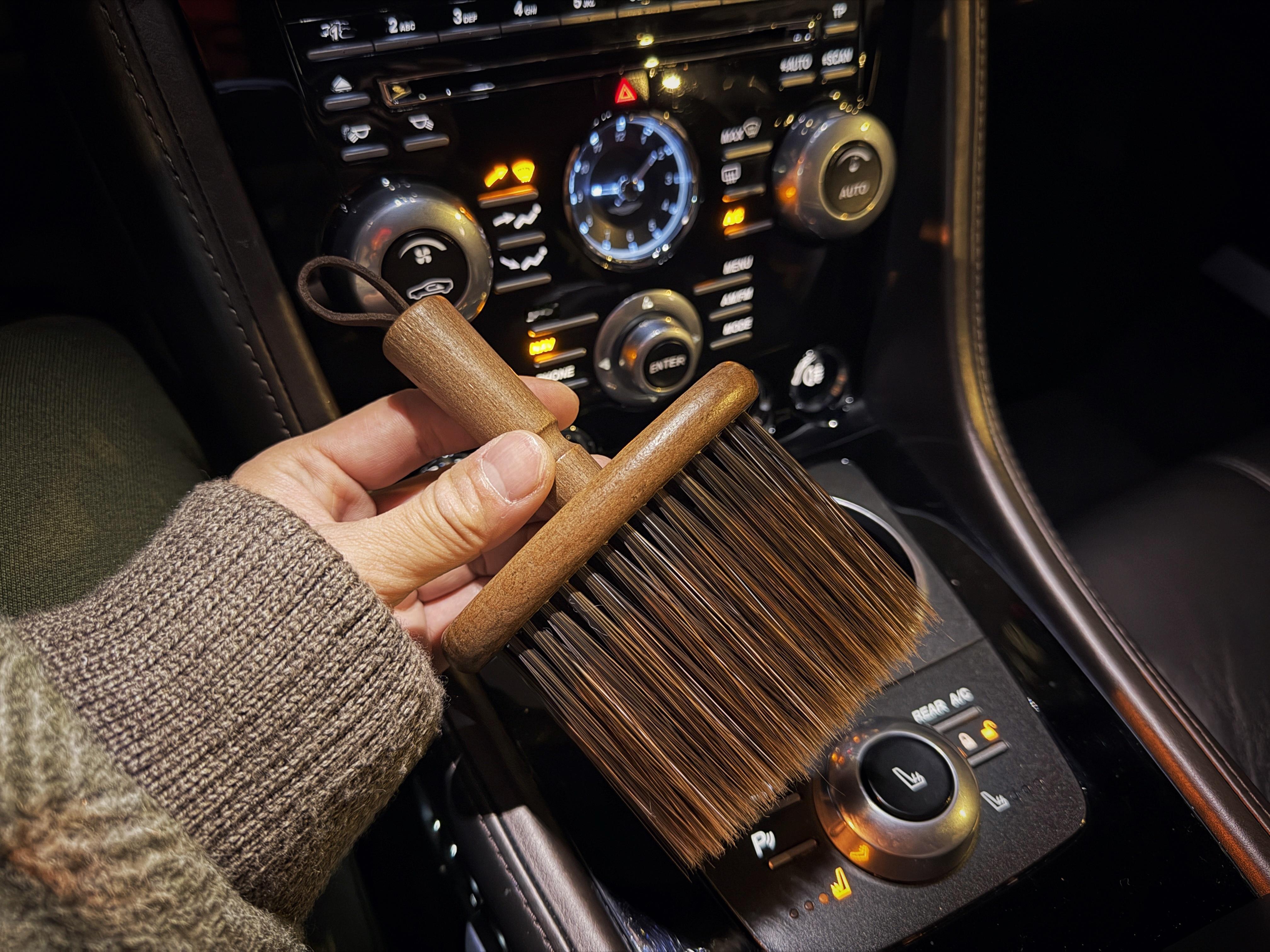 马丁Xie驾驶经典的马丁Rapide出发欧洲试驾另一台非常猛的新款马丁。欣哲频道