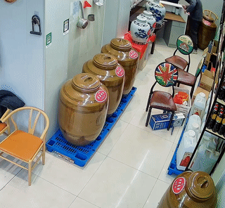 这么大一坛白酒，不小心打碎了？
这该损失多少钱啊！