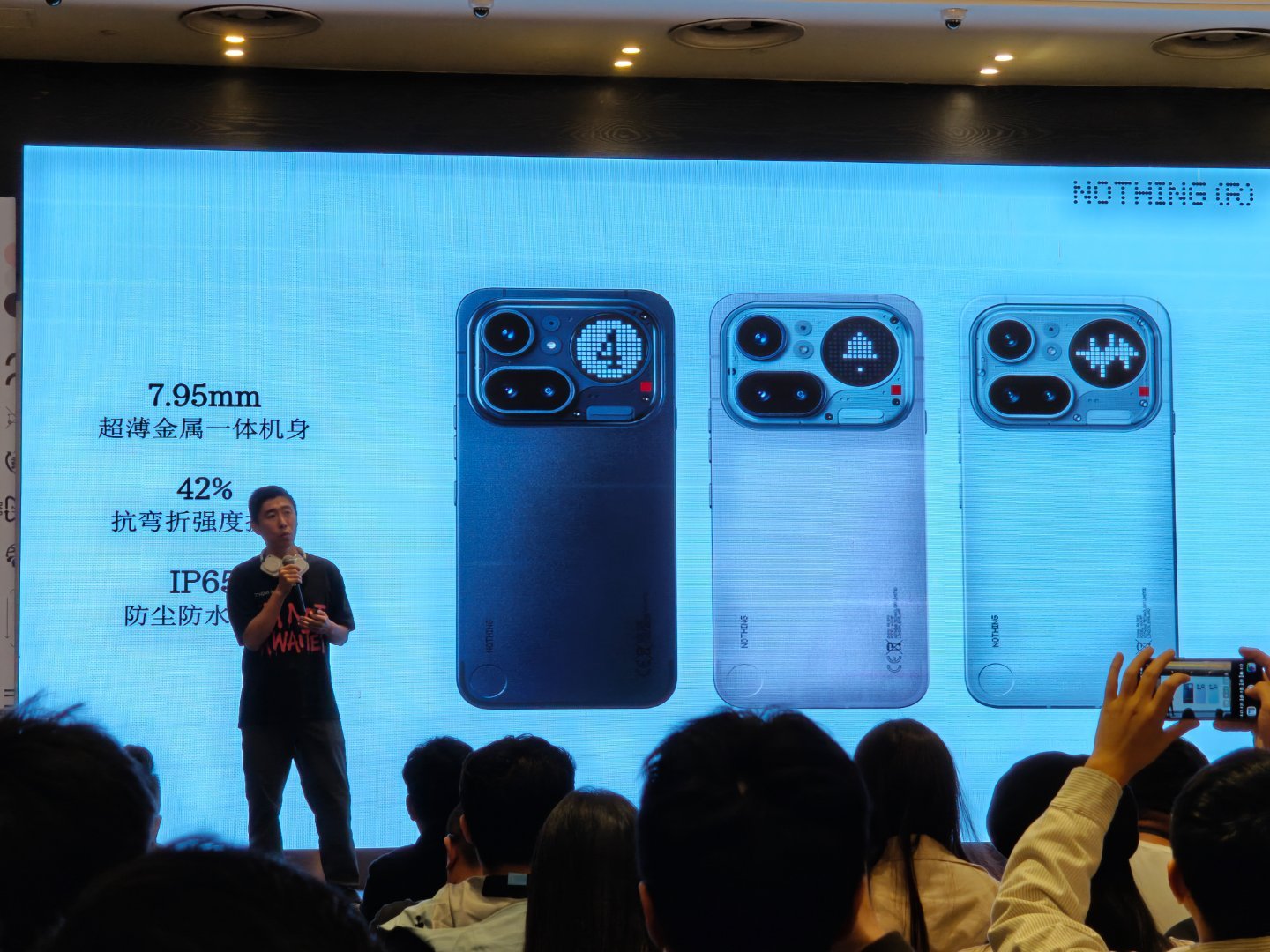 这是 nothing 第一次用金属做手机机身。 