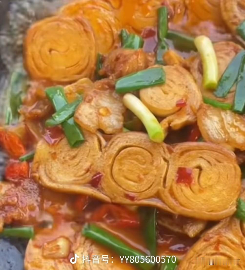 只有在湖北才能吃到的四道特色菜
①回锅肉炒霉千张
②豆渣粑炒青蒜
③地脸皮炒辣椒