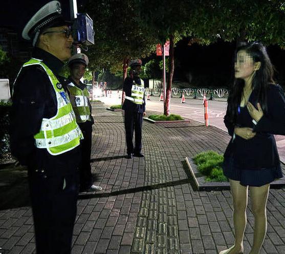 “大快人心！安徽，女司机酒驾后发生追尾，交警赶来后，女子疯狂暗示她在交警中队‘有