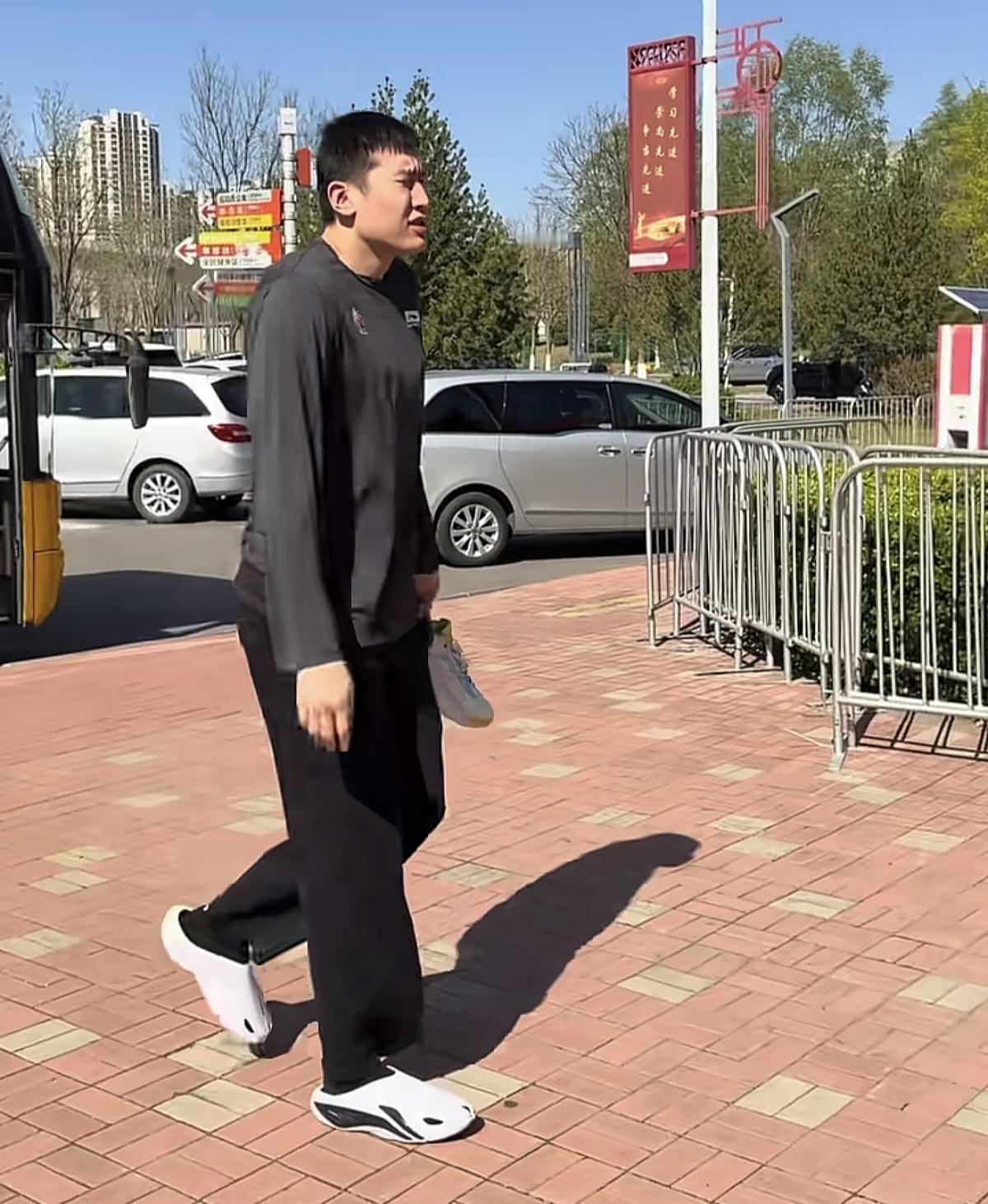 新疆男篮今天抵达山西太原，参加明天晚上与山西男篮的比赛。齐麟，冯傲，曲笑宇，葛浩