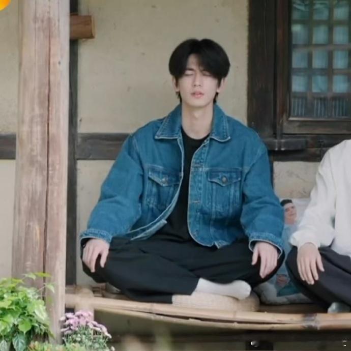 笑死我了张凌赫《向往的生活》太有梗！冥想时面部肌肉狂动，被戏称 “用脸打军体拳”