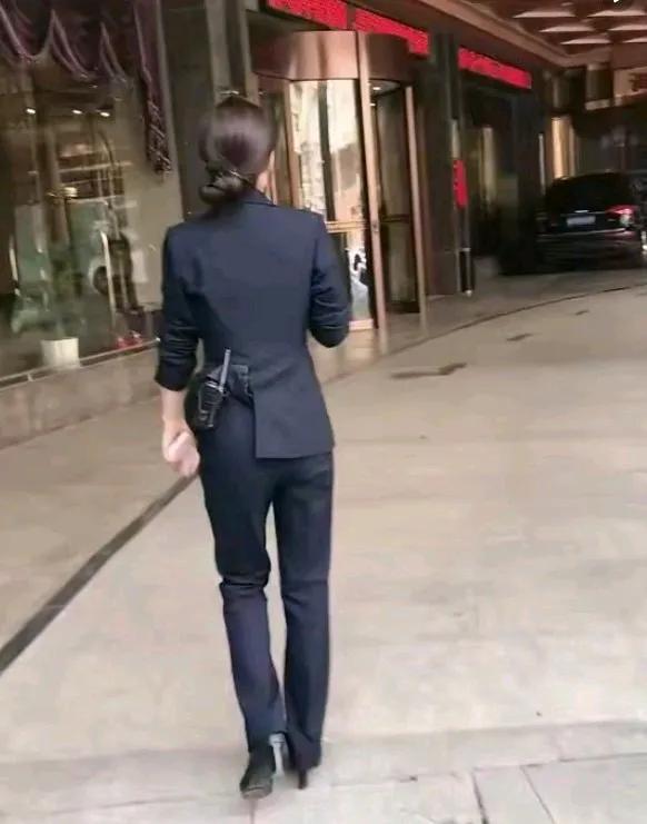 23年前的小棉袄，已长成了大棉袄，再过30年她就成老棉袄了。
可30年以后，我这