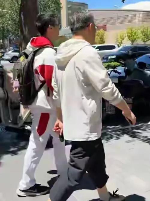 看着人大附中家长，白发苍苍来送考，有些人就说高龄生娃好，呵呵，别闹！

高考季有