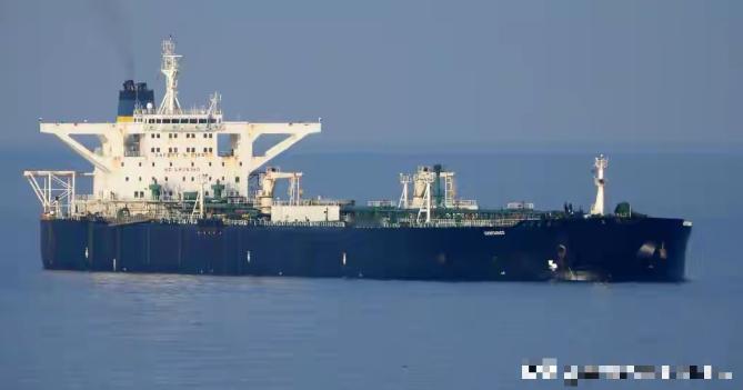 美军的“海盗旗”，这次直接撞上了钢铁墙！美国海岸警卫队的突击艇，试图强行逼停满载