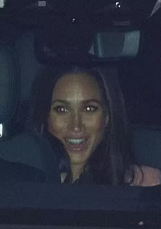 被偷拍的梅根。这是上次哈里梅根看完球赛，坐车离开时，被狗仔拍到的照片。虽然哈里一