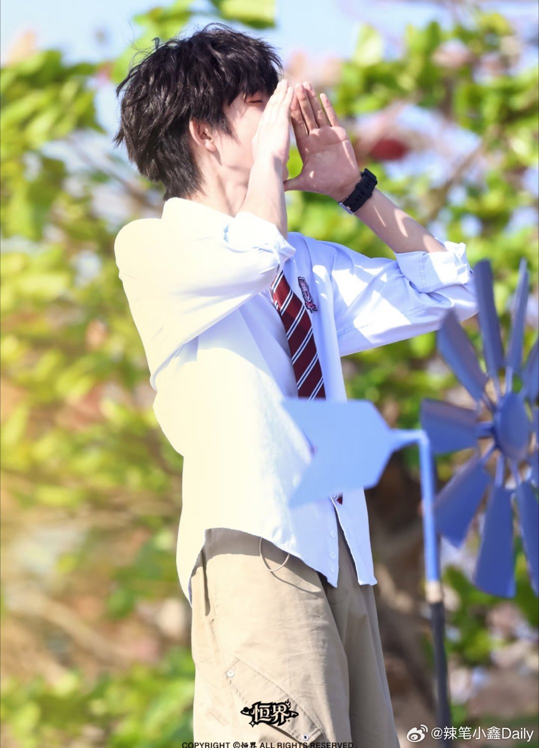 陈奕恒新剧海边路透 漫步海边的清爽少年，陈奕恒气质干净亮眼，和海边适配度满分，期