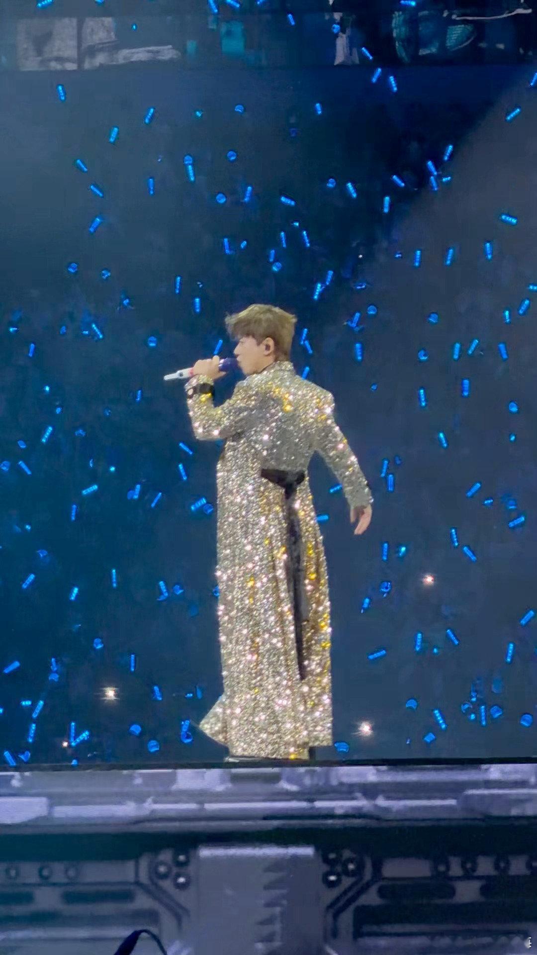 谁懂张杰撩衣服这一下 无需刻意，魅力自然流露！简单一个动作彰显舞台王者风范，星星