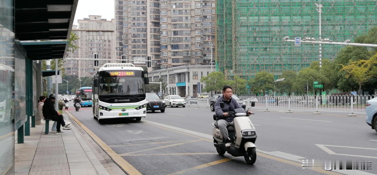 汽车站等了好多人。
等车位都坐滿了，很多人都没地方坐。
有一个人他买了好多菜。