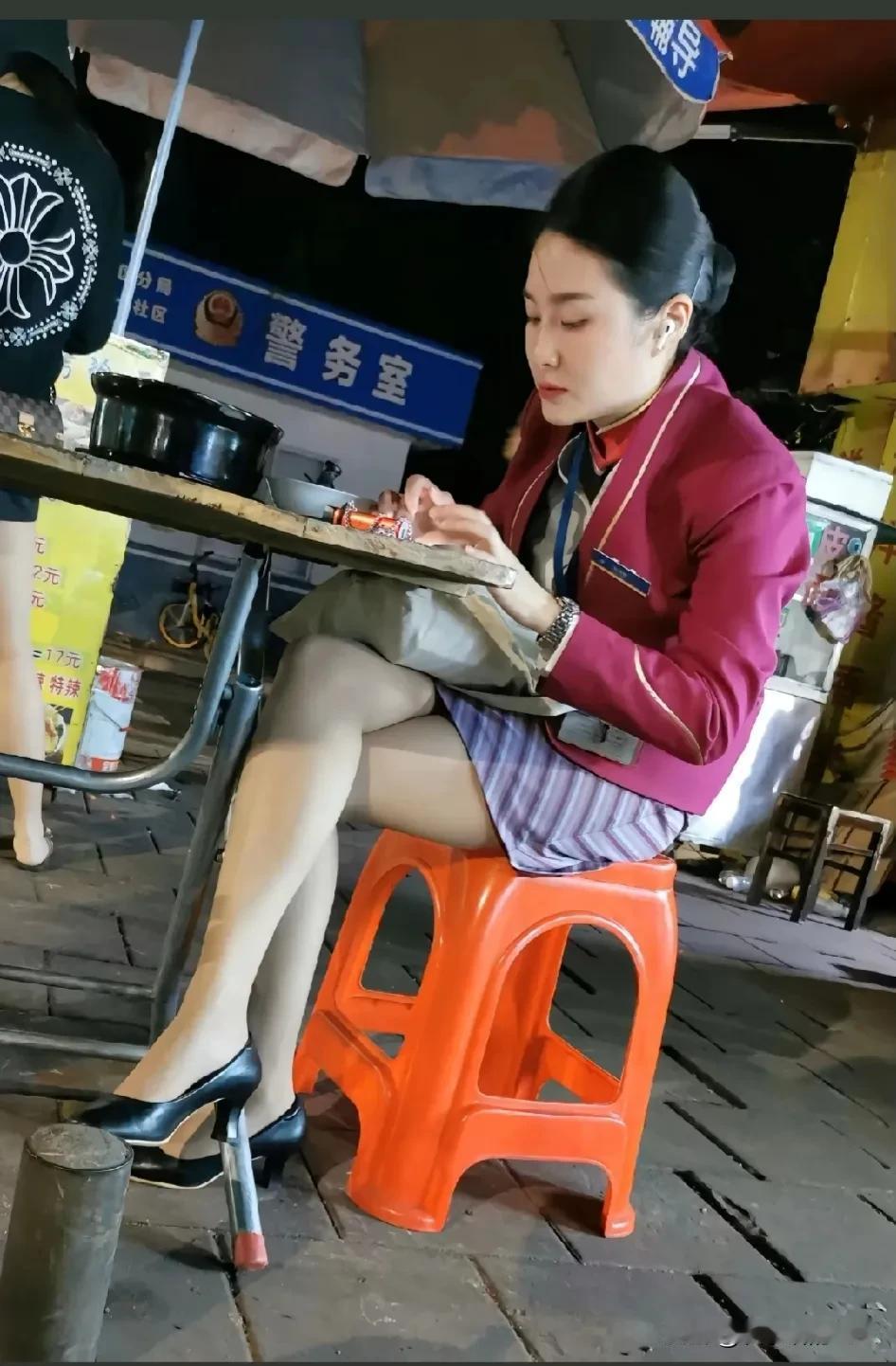高高在上的空姐也会吃路边摊吗？[笑哭]