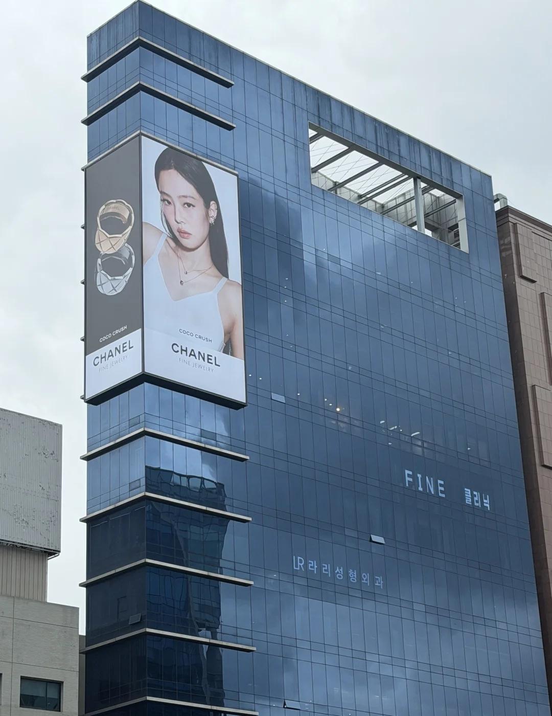 亲眼在首尔看完Jennie线下大屏海报
终于理解为什么时尚资源一路开挂
镜头表现