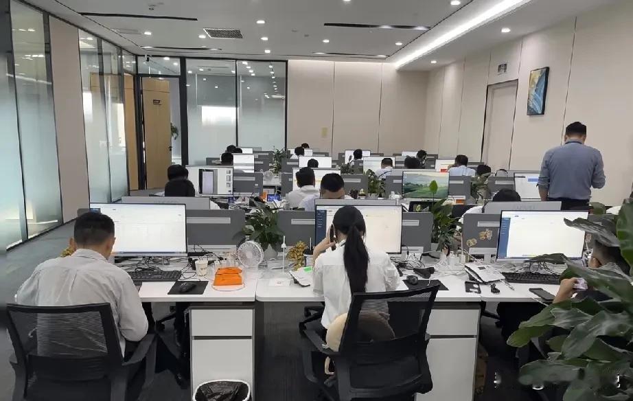 新来的售前主管因为午休被亮”红灯“了[捂脸]原因是当前部门在同时做3个大标，整个