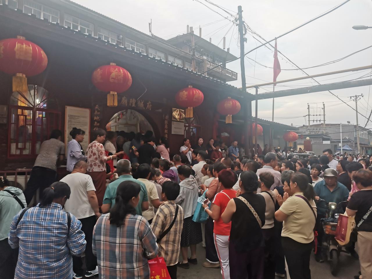邢台城隍庙会免费包子大锅菜。五月十七是邢台古泉城重要的传统节日顺德府城隍庙会，也