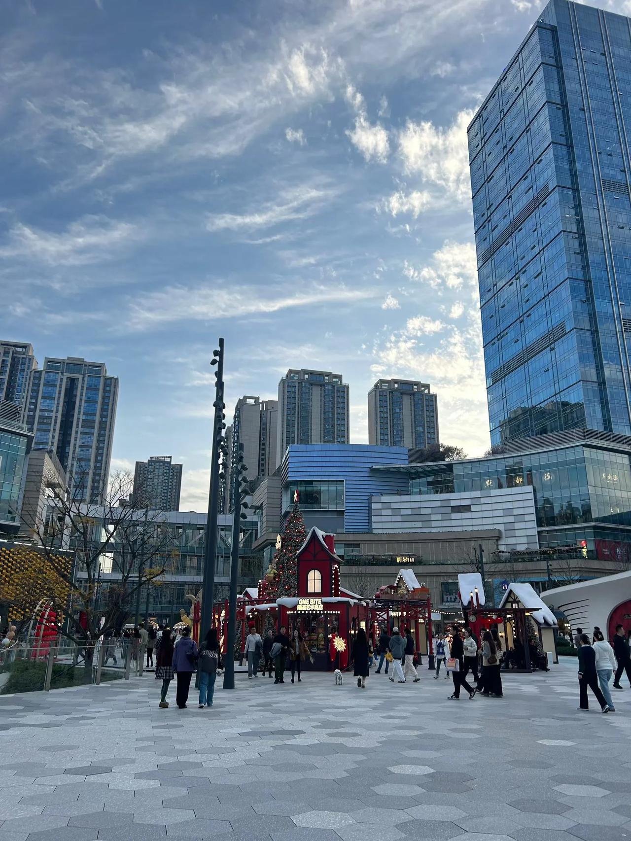 成都万象城的傍晚，灯火阑珊