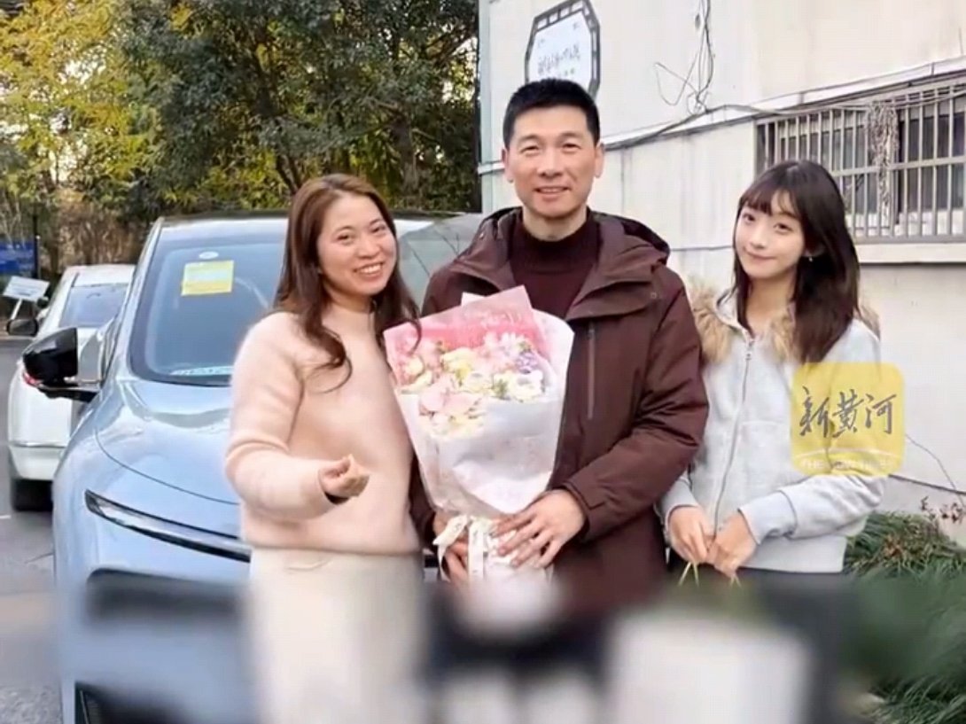 衢州女孩花20万为叛逆期爸爸圆梦像养孩子一样带父母 近日，浙江衢州女孩小凉安抚“