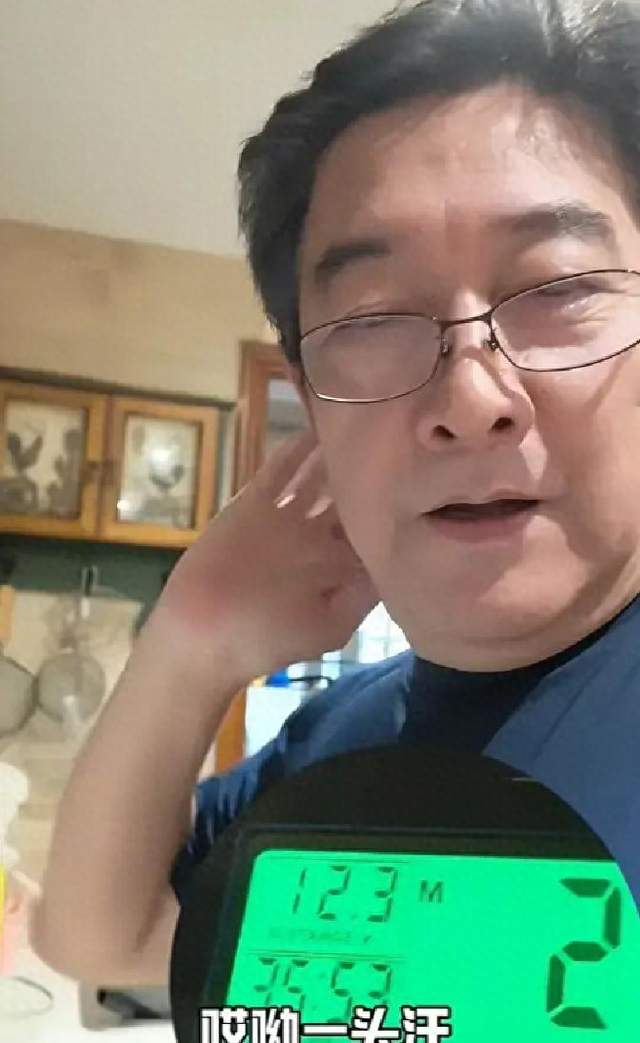水均益一个人独居北京龙凤胎在国外，厨房小又旧，家里还请了保姆